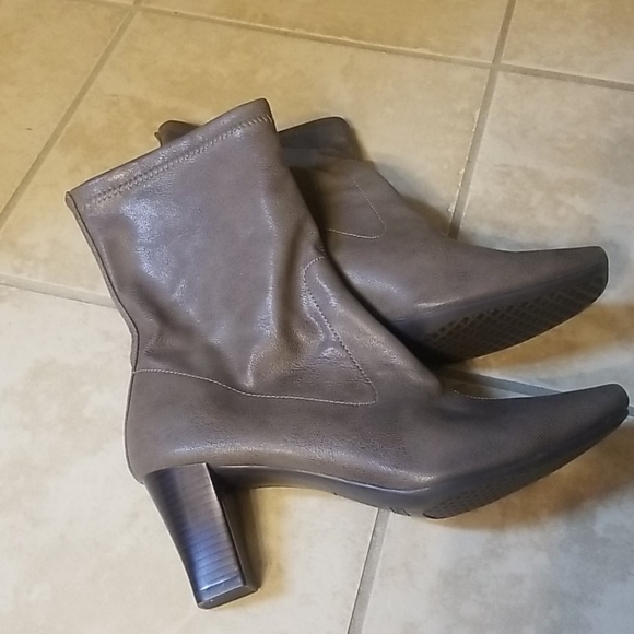 AEROSOLES Shoes - Aerosoles gray faux leather boots 9.5 NEW